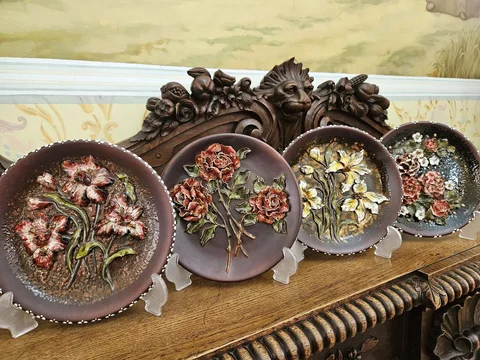 Выставка декоративных керамических тарелок и изразцов