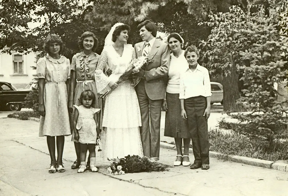 На свадьбе старшей сестры с мамой, сестрами и братом 